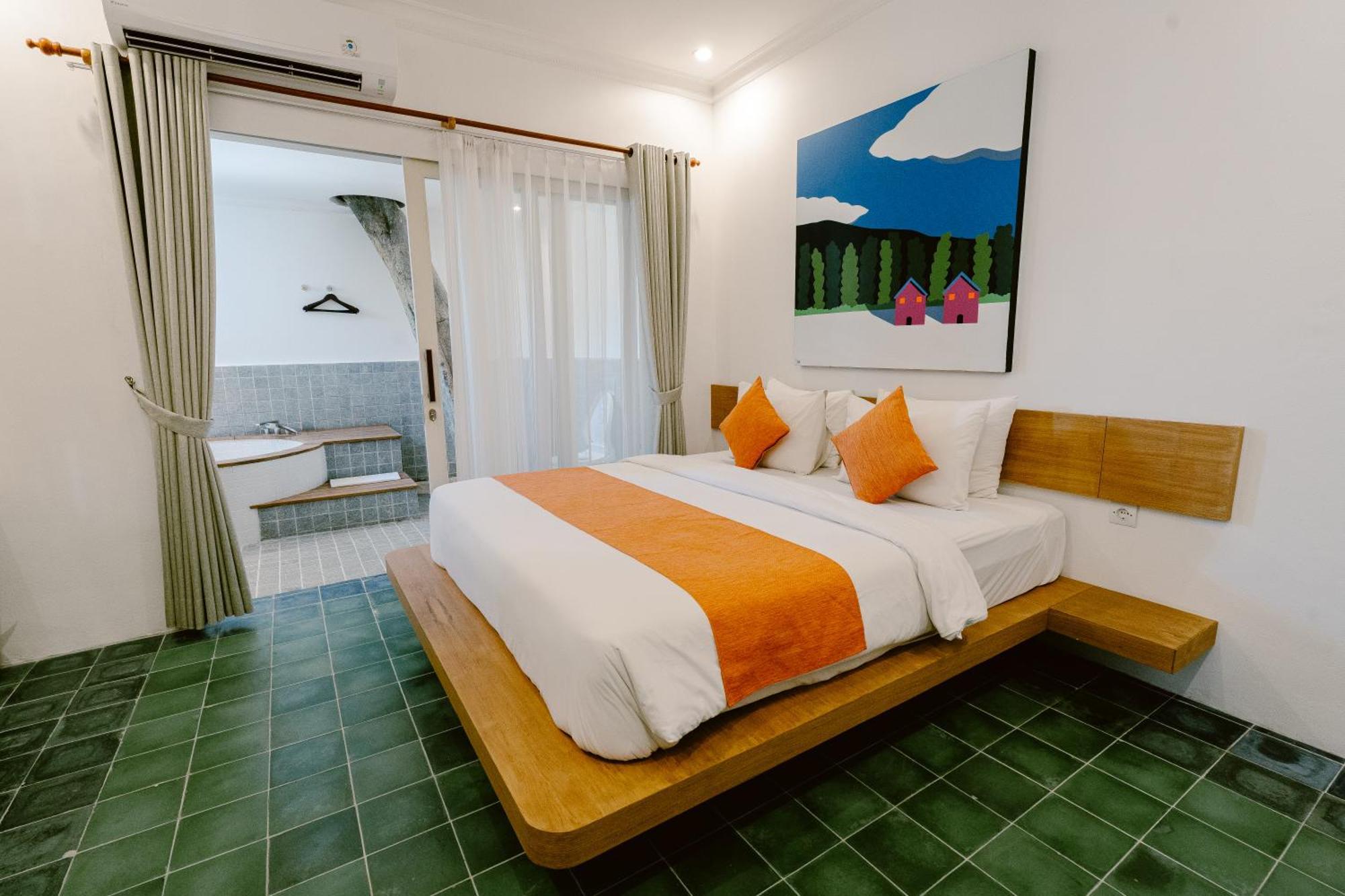 Hotel Brown Feather 3*